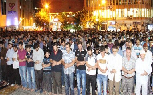 Diyarbakır'da 10 binler Mısır'a destek verdi