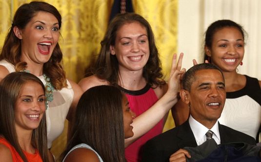 Obama'ya kulak taktılar