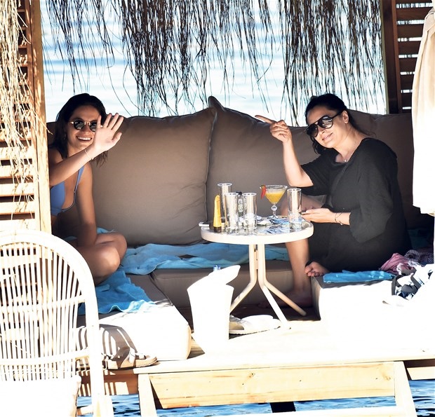 Gülcan Arslan ve Aslıhan Gürbüz Tatilde