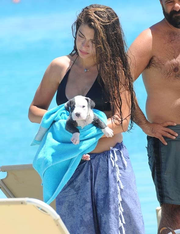 Öykü Çelik set arasında denize daldı!