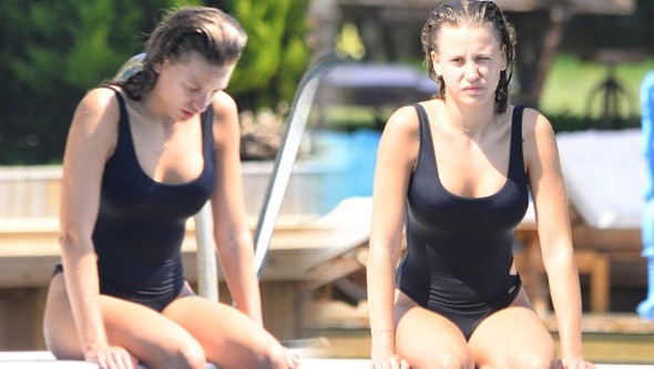 Serenay Sarıkaya sahilde tek başına!