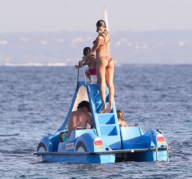 Alessandra Ambrosio Ibiza’da tatilde 