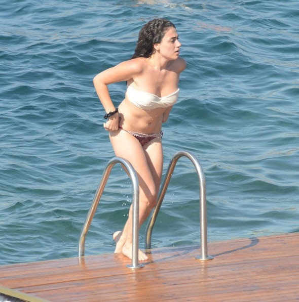 Dilan Çıtak'tan bikini şov!