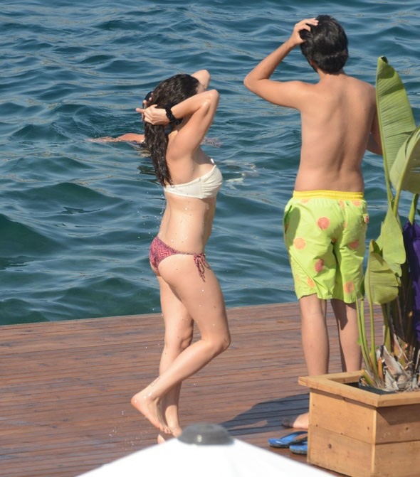 Dilan Çıtak'tan bikini şov!