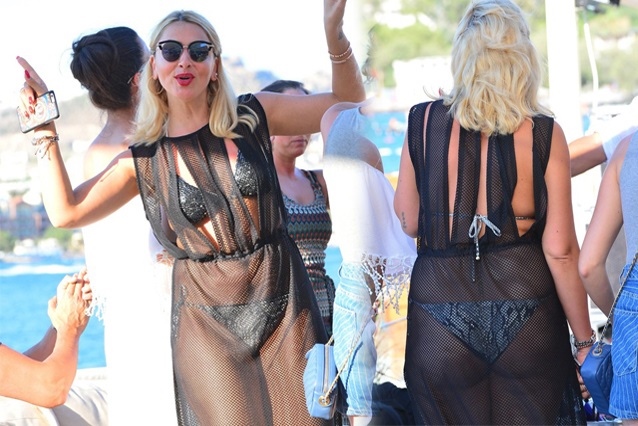 Hadise’nin plaj stili