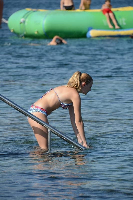 Plajda Gizem Karaca rüzgarı esti!