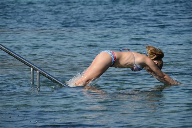 Plajda Gizem Karaca rüzgarı esti!