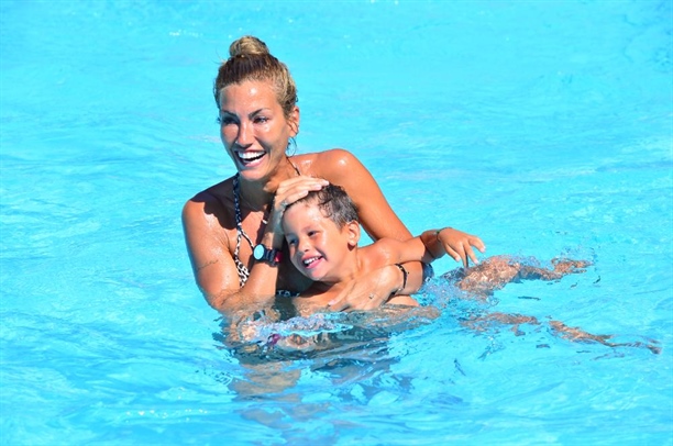 Çağla Şıkel çocuklar gibi eğlendi