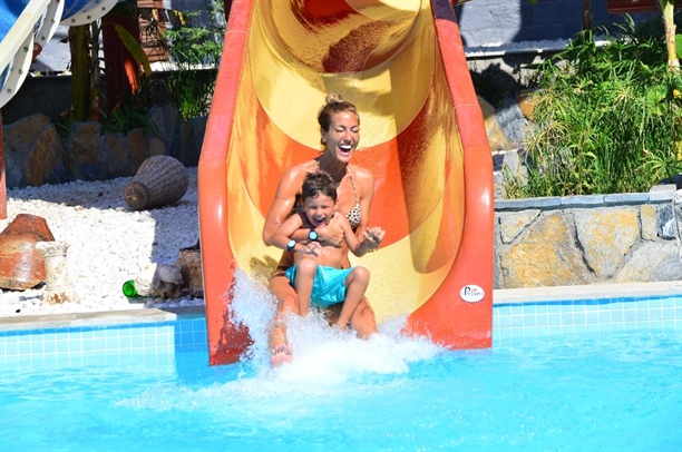 Çağla Şıkel çocuklar gibi eğlendi