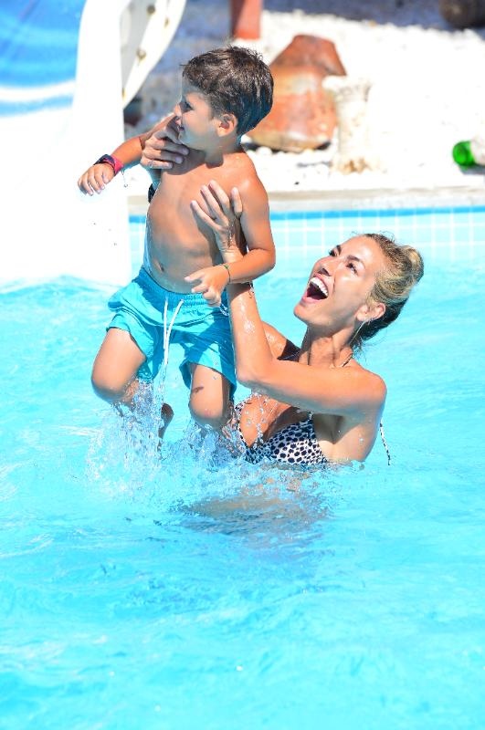 Çağla Şıkel çocuklar gibi eğlendi