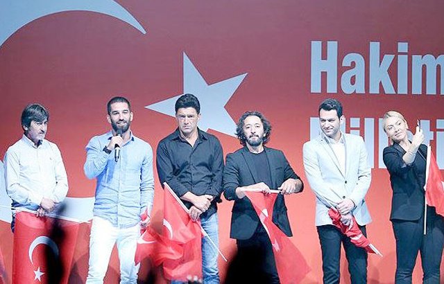 Ünlüler Kısıklı'da demokrasi nöbeti tutan halka seslendi