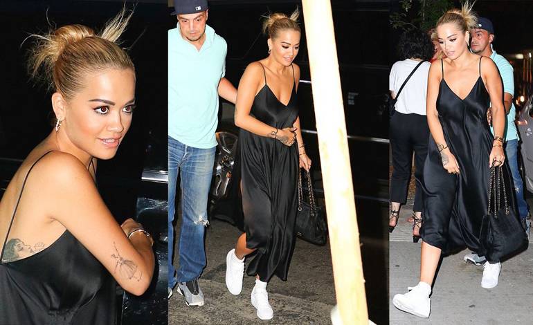 Rita Ora da sütyensiz sokak modasına uydu
