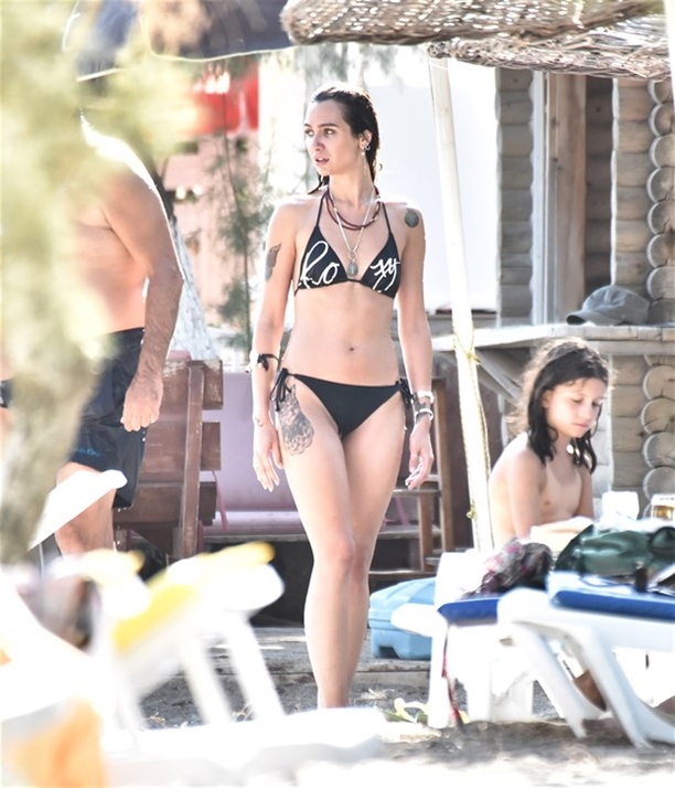 Birce Akalay Bikinili