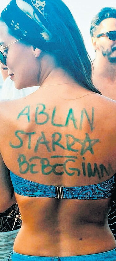 Müjde Uzman Bikinili