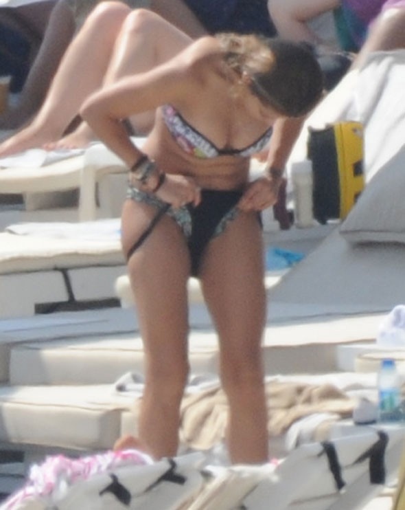 Selin Şekerci plajda bikini değiştirdi