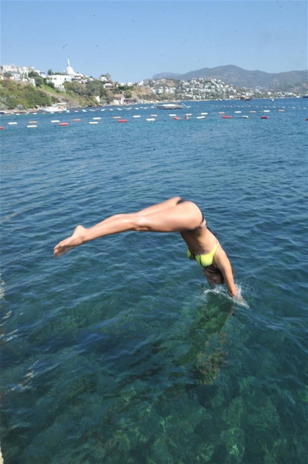 Ayça Varlıer plajda adeta şov yaptı!