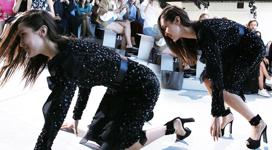 Bella Hadid defilede yere düştü
