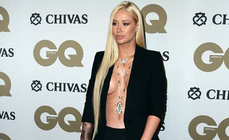 Iggy Azalea o törene sütyensiz gidince...