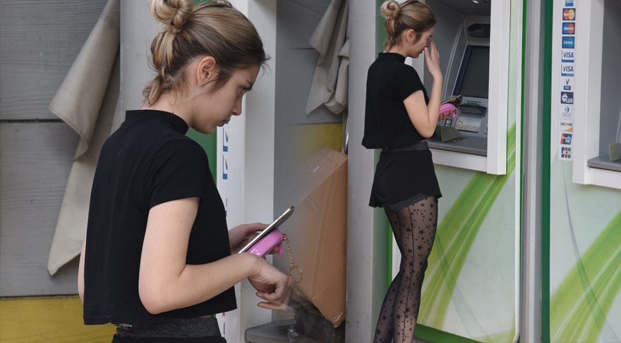 Aleyna Tilki ultra mini şortuyla görenlerin dikkatini çekti