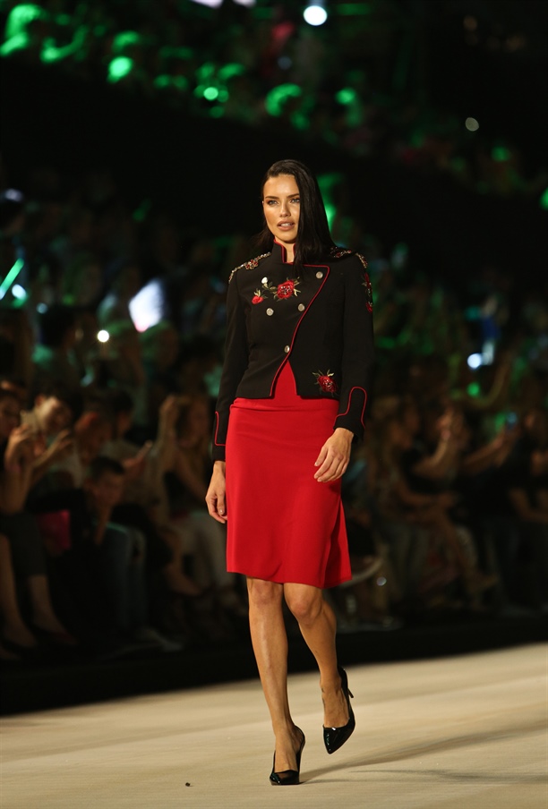 Adriana Lima’dan Ana Beatriz Barros’a ‘bebek’ öpücüğü!