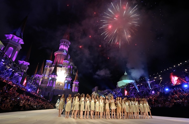 Adriana Lima’dan Ana Beatriz Barros’a ‘bebek’ öpücüğü!