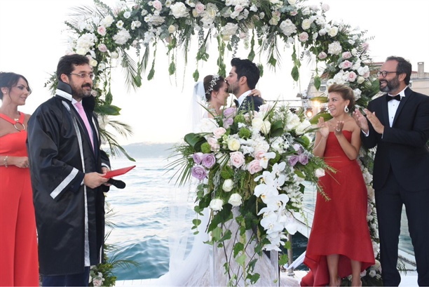 Burak Özçivit ve Fahriye Evcen'in düğününden ilk kareler
