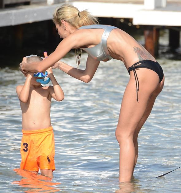 Çağla Şıkel köpeği Tarçın ile tatil yapıyor.