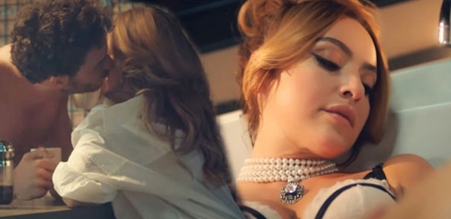 Küvete giren Hadise'den yeni fotoğraflar!