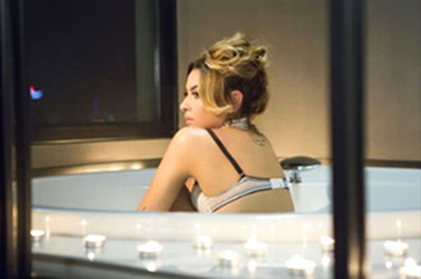 Küvete giren Hadise'den yeni fotoğraflar!