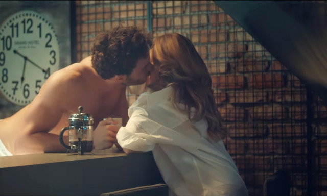 Küvete giren Hadise'den yeni fotoğraflar!