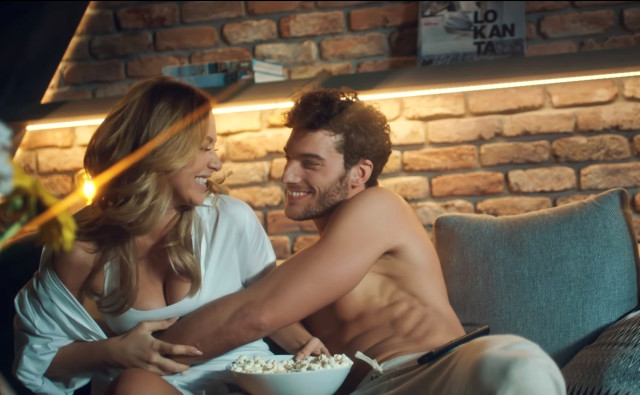 Küvete giren Hadise'den yeni fotoğraflar!