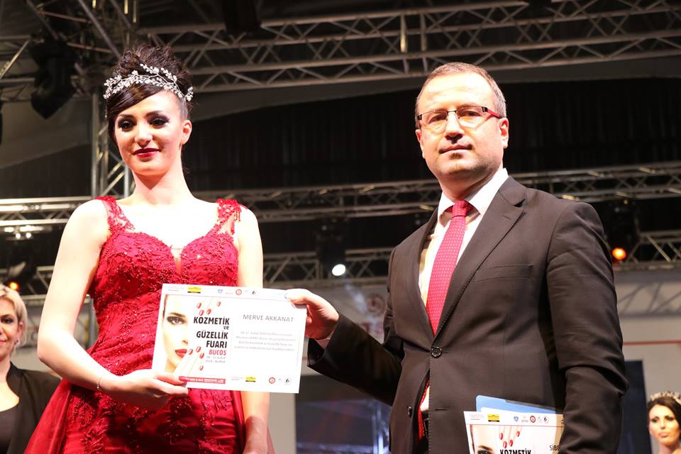 Sevgililer Gününe Özel Tasarımı  ile Baş Manken Merve Akkanat Ayakta alkışlandı