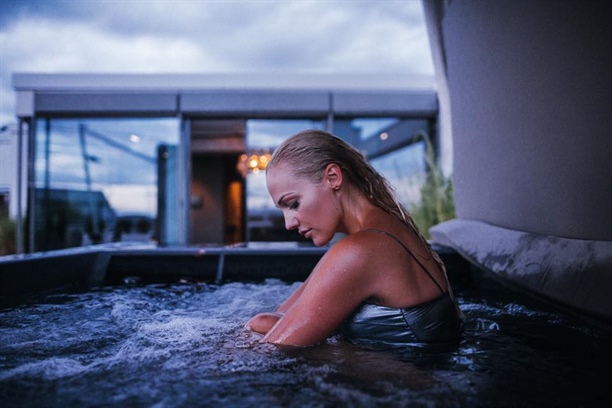 Meryem Uzerli estetik yaptırmaya devam ediyor! 