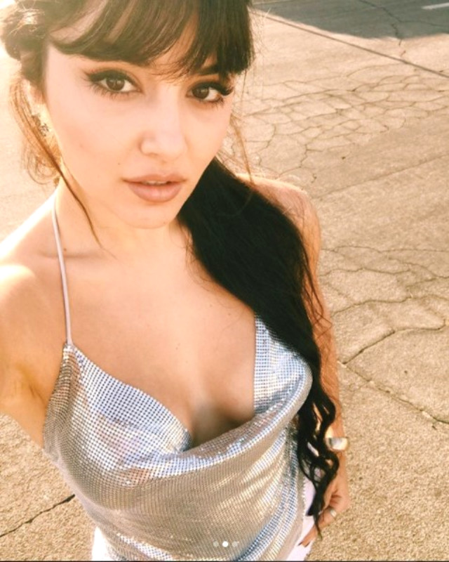 Hande Erçel katıldığı festivalde sınırları zorladı