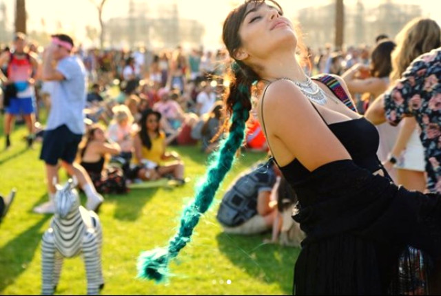 Hande Erçel katıldığı festivalde sınırları zorladı