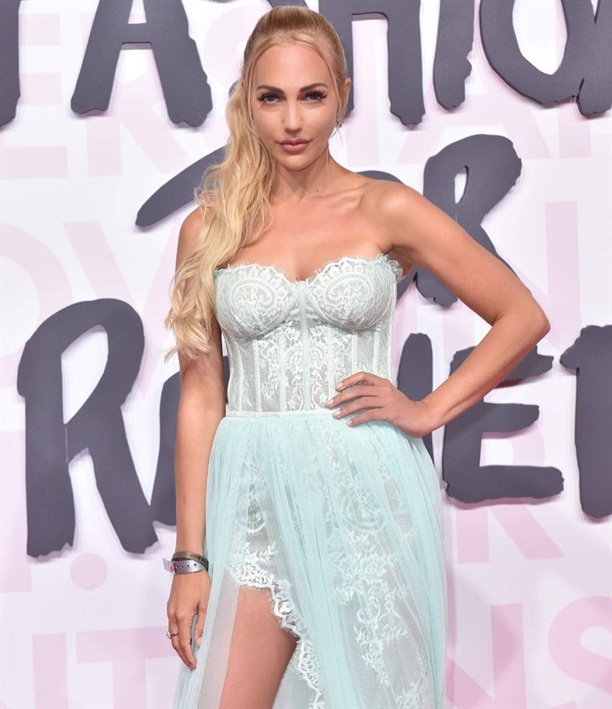 Meryem Uzerli'nin derin dekoltesi! 