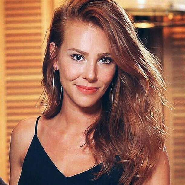 Elçin Sangu, 'Defne'yi gömdü!