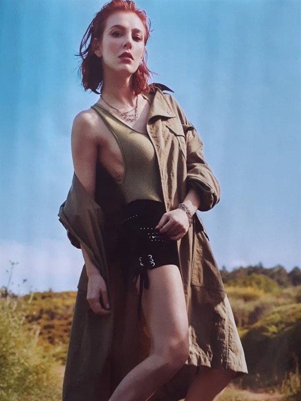 Elçin Sangu, 'Defne'yi gömdü!