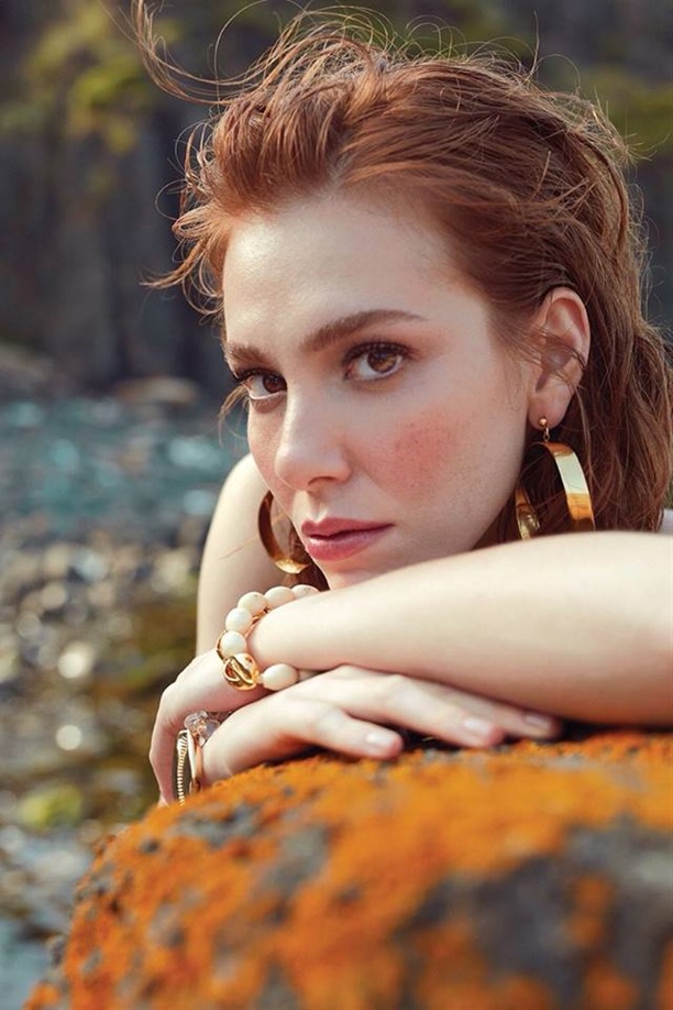 Elçin Sangu, 'Defne'yi gömdü!