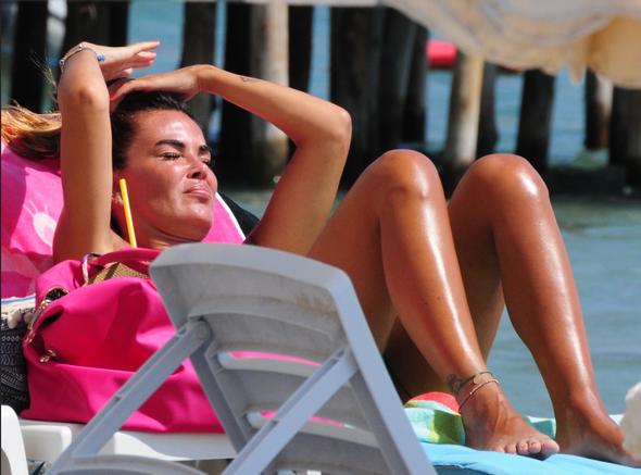 Özlem Yıldız yazın tadını çıkarıyor!