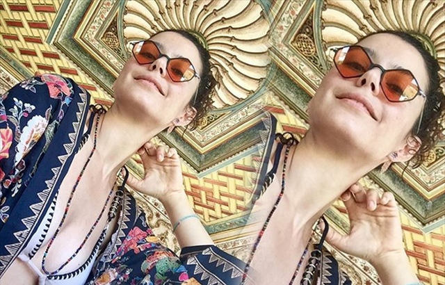 Beren Saat'ten bikinili poz!  