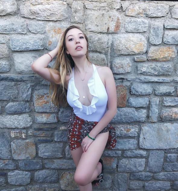 Fırtına gibi estiler! Ünlülerin tatil pozları