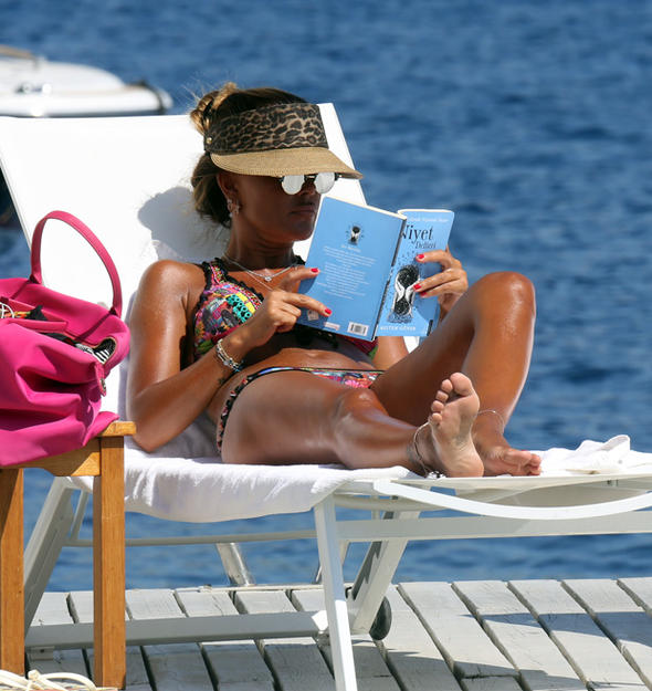 Özlem Yıldız yazın tadını çıkarıyor!