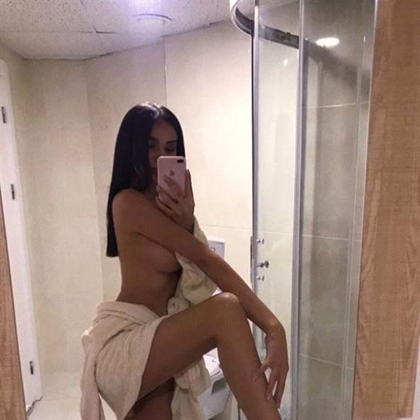 Merve Taşkın'dan yarı çıplak poz! 
