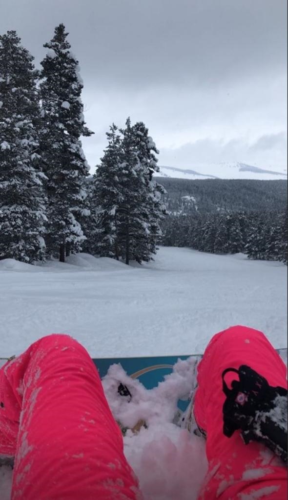 Ebru Şallı karda pilates yaptı!