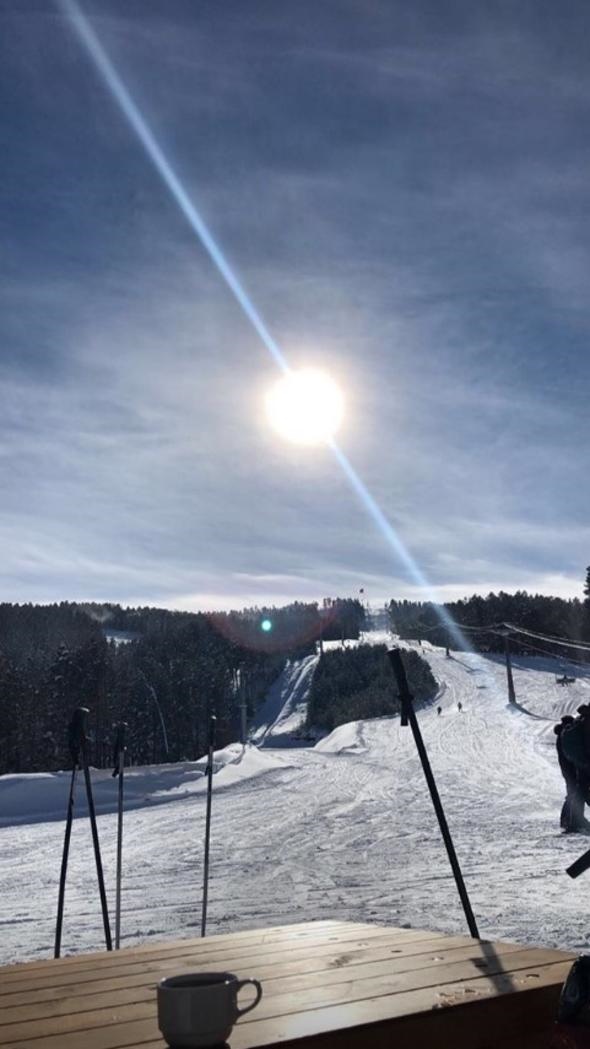 Ebru Şallı karda pilates yaptı!