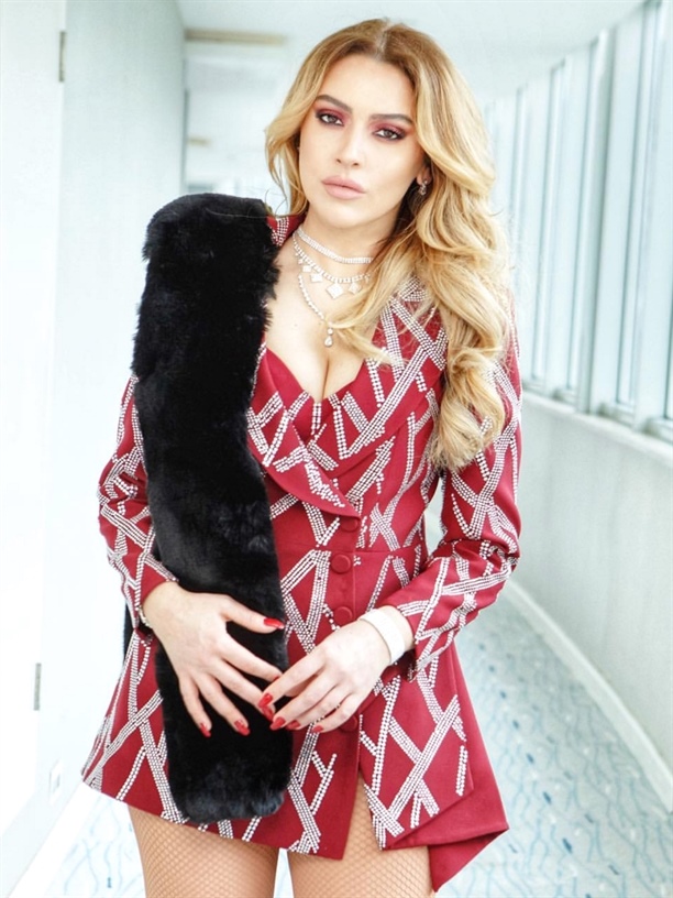 Hadise'den gizemli mesaj!