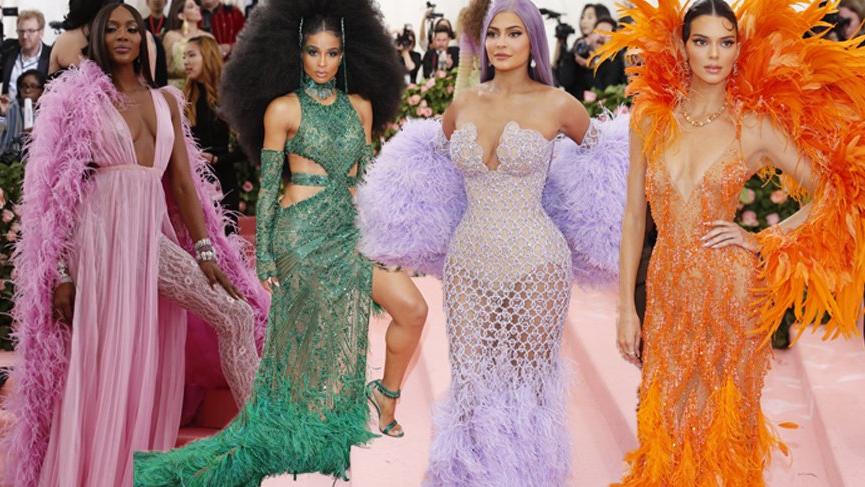 MET Gala’da gerçek tavus ve deve kuşu katliamı!