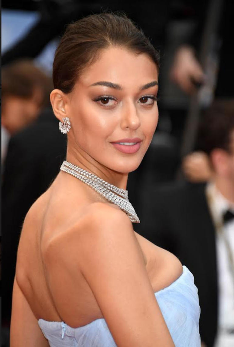 Dilan Çiçek Deniz, Cannes’ı büyüledi!