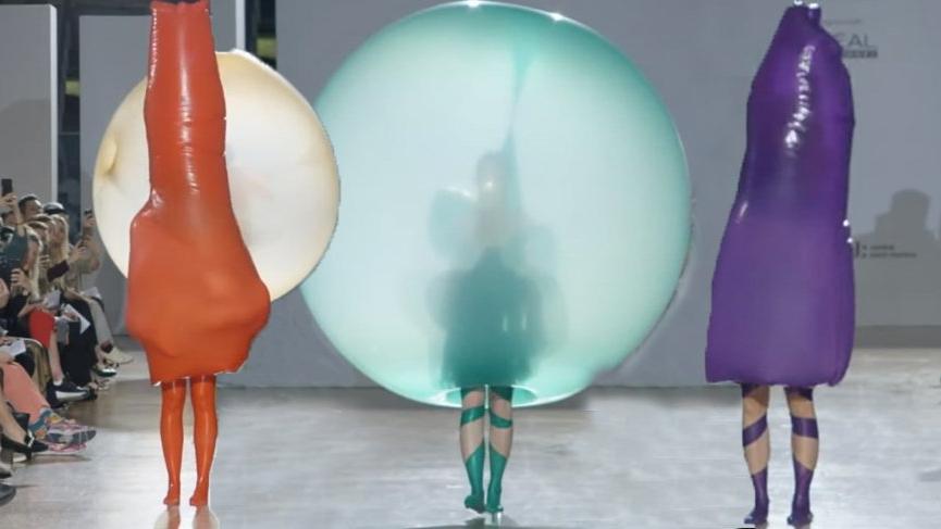 Central Saint Martins defilesine balonlu elbiseler damga vurdu